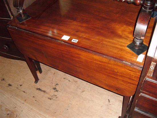 Mahogany pembroke table(-)